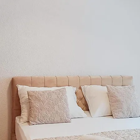 Apartment 2 Bedroom Gorgeous In Vir