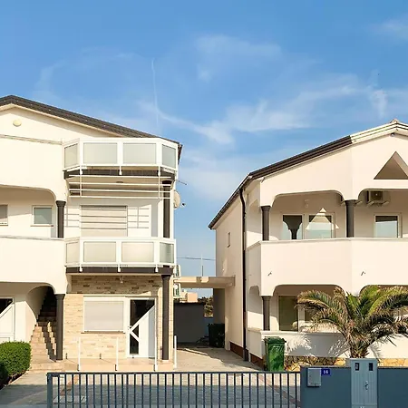 2 Bedroom Gorgeous In Apartment *