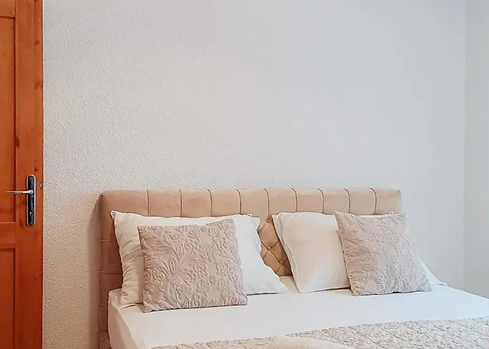 Apartment 2 Bedroom Gorgeous In Vir