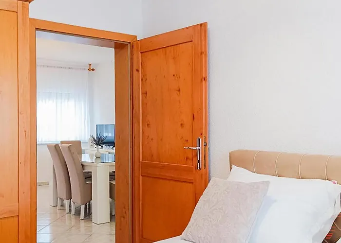 Apartment 2 Bedroom Gorgeous In Vir