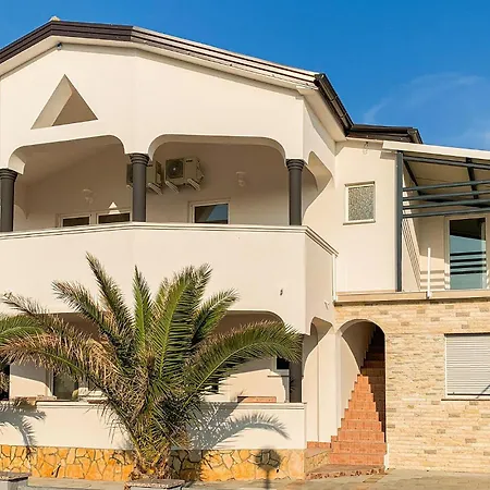 2 Bedroom Gorgeous In Вир