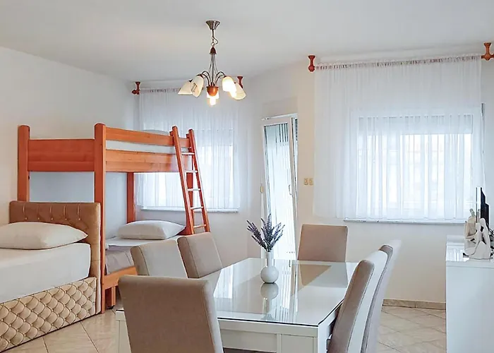 2 Bedroom Gorgeous In Апартаменты Вир